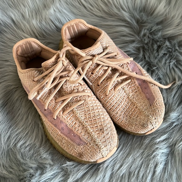 EUC Authentic Girl Toddler Yeezy Boost 350 V2 Clay sz 2.5 - Picture 1 of 9